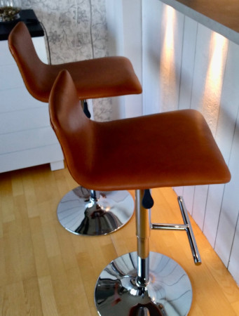 Omklädda barstolar i skinn.